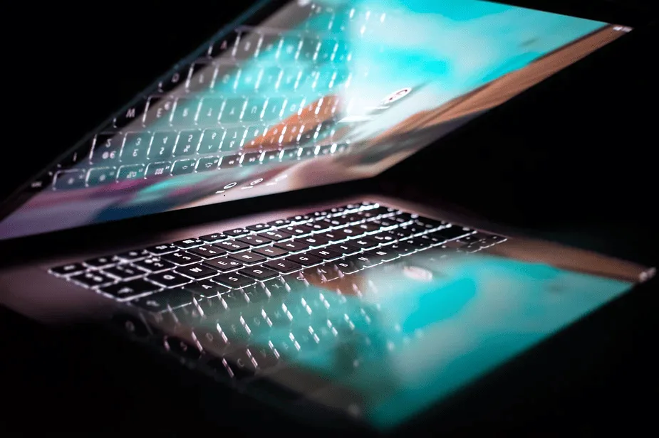 Freedom of Expression and Misinformation: The Dual Faces of Technology in the Digital Age